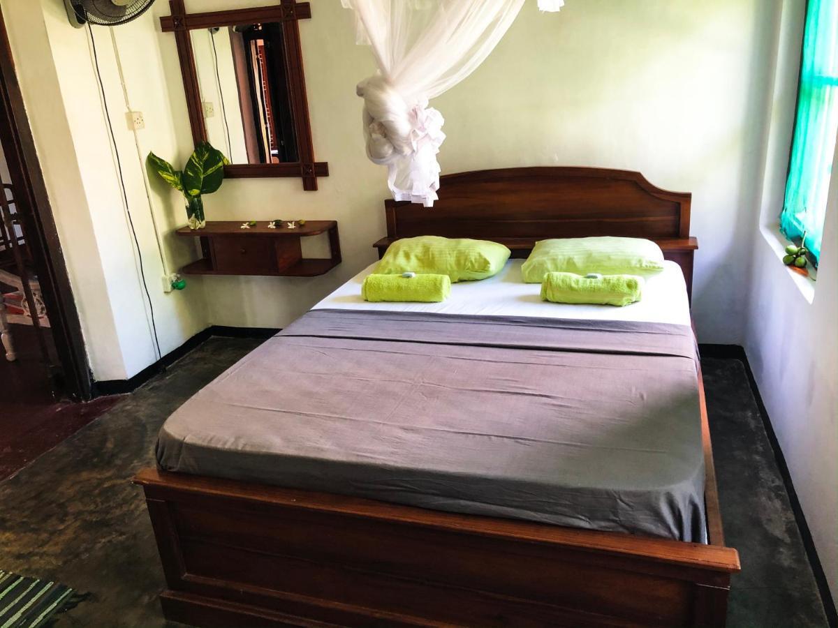 Circus Lagoon Hideaway Bed & Breakfast Dodanduwa Bagian luar foto