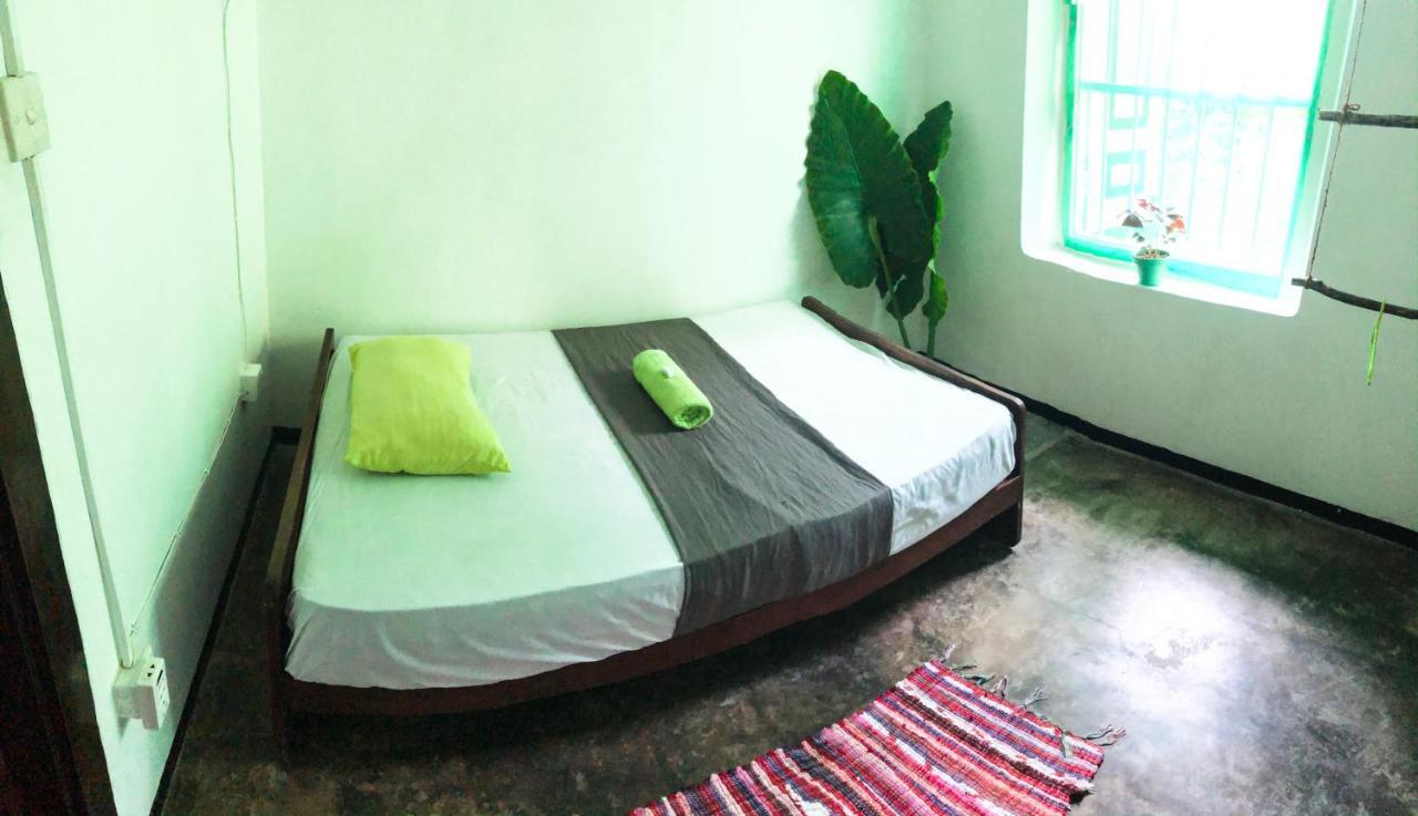 Circus Lagoon Hideaway Bed & Breakfast Dodanduwa Bagian luar foto